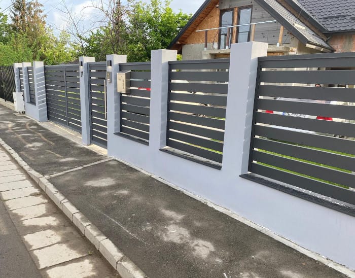 Gard montat la cheie — fotografie reală din portofoliu